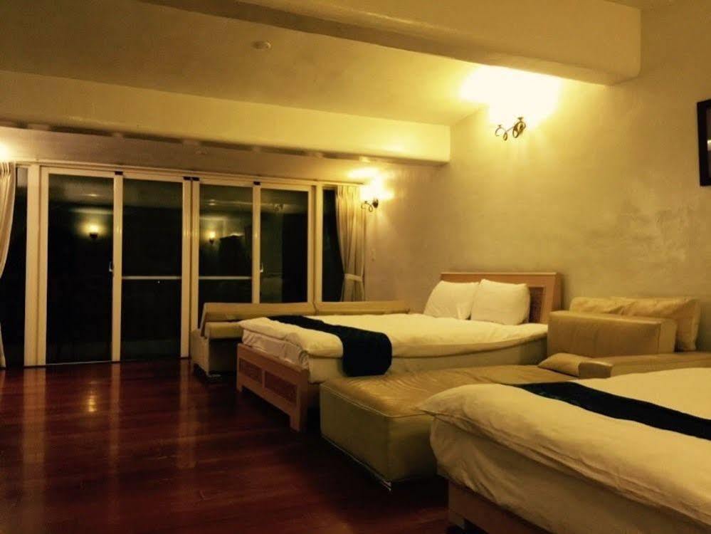 Waiao Beach House Hotel Toucheng Bagian luar foto